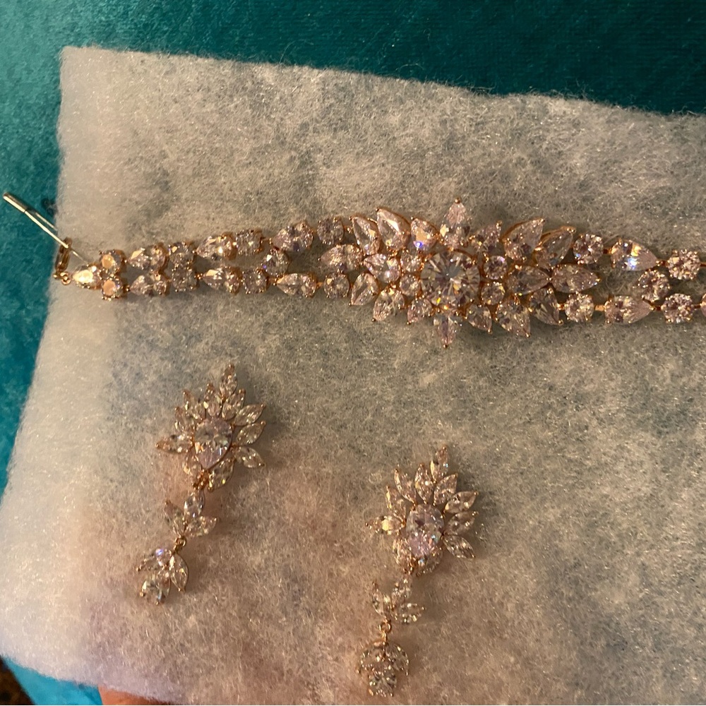 Gorgeous Bridal set earring and Bracelet crystal in Rose Gold
